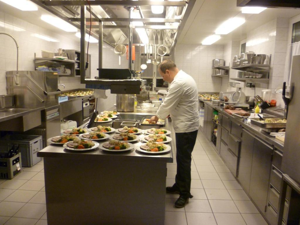 Güttingen Hotel Speiserestaurant Bahnhof מראה חיצוני תמונה